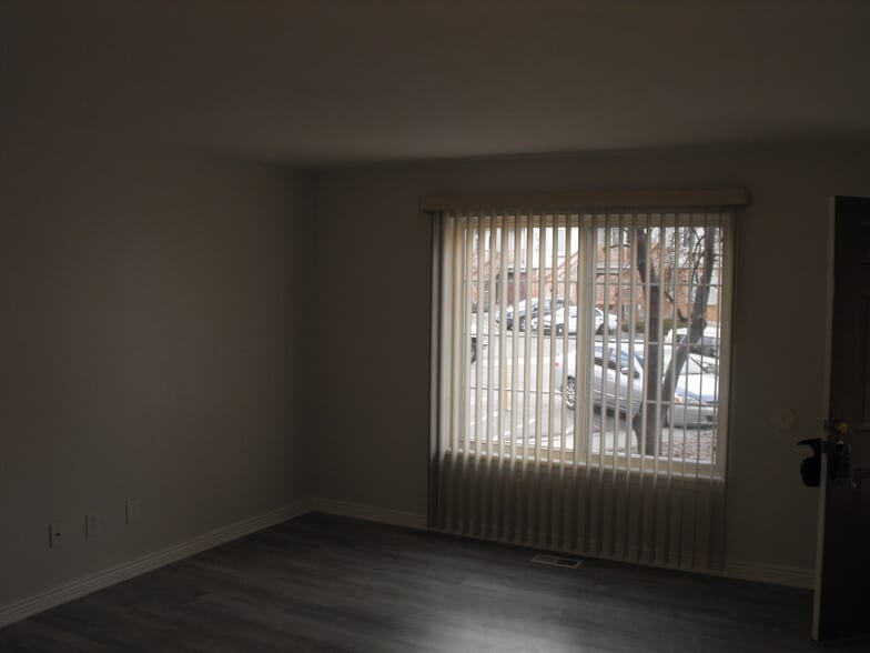 Living room, looking South towads front window - 165 S Sable Blvd