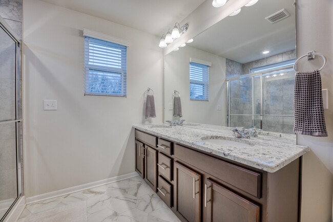 Building Photo - 2832 Fairgrove Cres