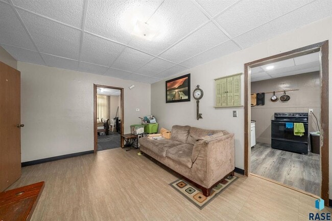 Building Photo - 902 W 8th St