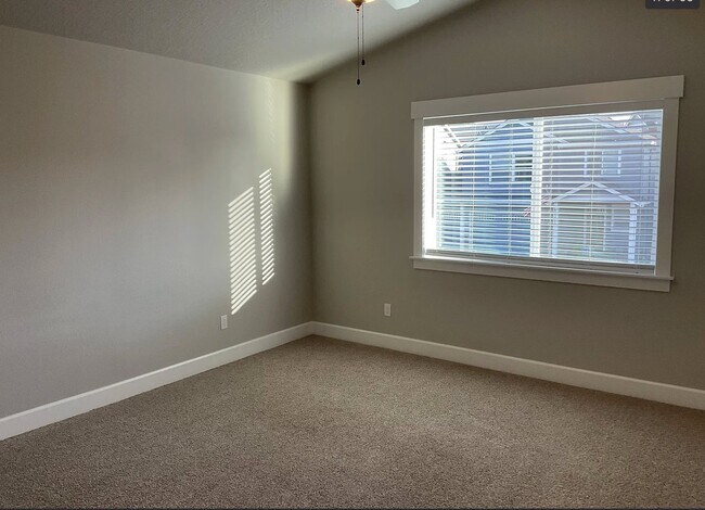 Building Photo - 1054 NE Regan Hill Loop