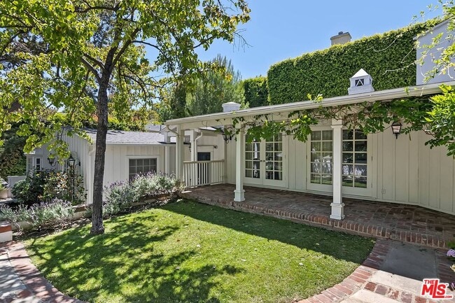 Building Photo - 111 S Glenroy Ave