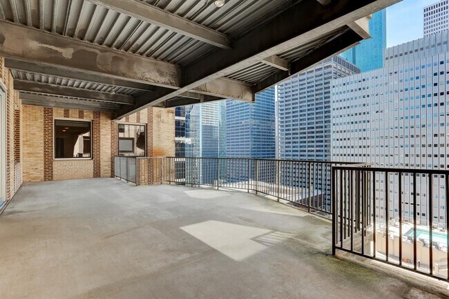 Building Photo - 914 Main St