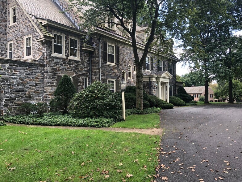 Building Photo - 607 S Trent Ave