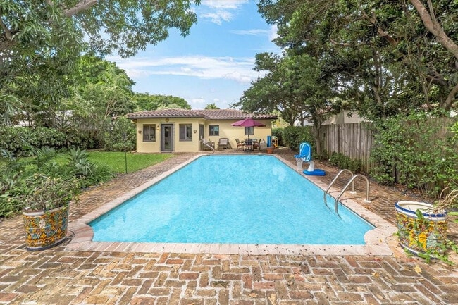 Building Photo - 426 NE 8th Ave