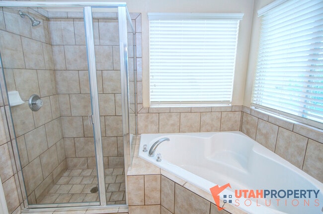 Building Photo - 4638 Seminole Cir