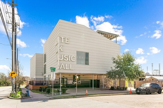 Building Photo - 717 Morris St