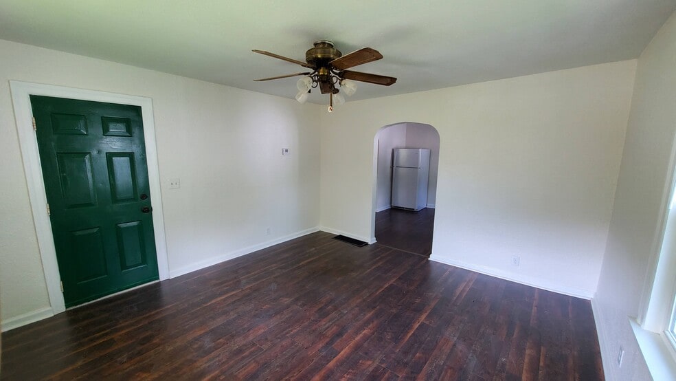 Living Room - 1387 Elizabeth St