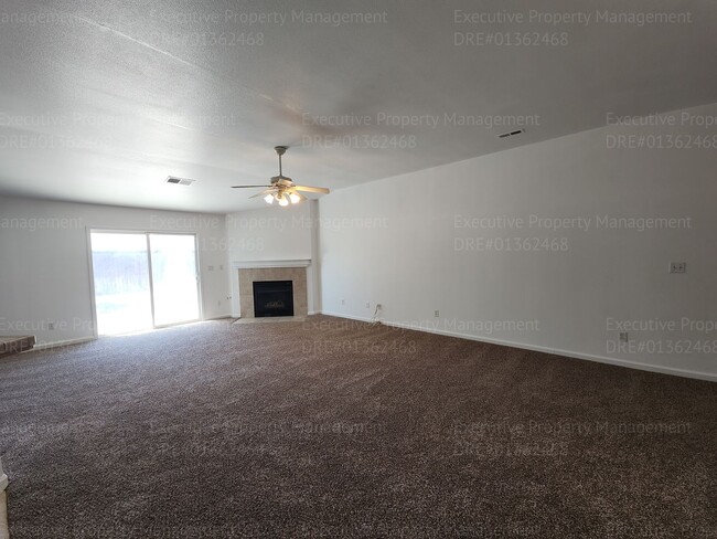 Building Photo - 5 bedrooms/ 2 baths Location Olive Dr/ Old...
