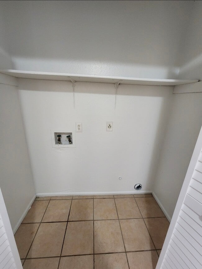 Building Photo - 3 bed 2 bath home