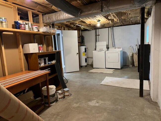 Building Photo - Updated 3 Bedroom 2.5 Bath Home on Hardwoo...