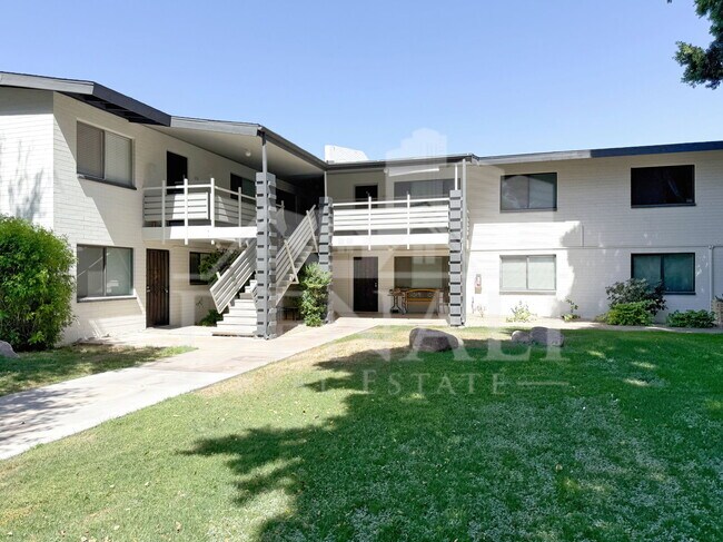 Building Photo - 749 E Montebello Ave