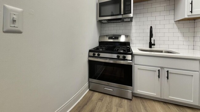 Building Photo - 1 bed / 1 bath on King St.  ~ Move-in Augu...
