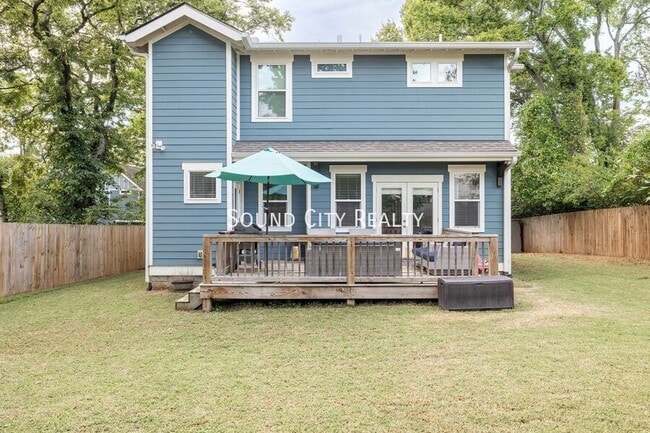 Building Photo - 606B Eastboro Dr