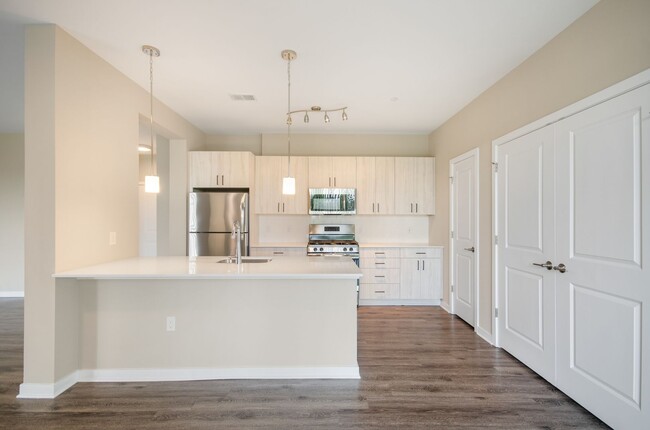 Building Photo - Two Bedroom Luxury Apartment (Elevator Bui...