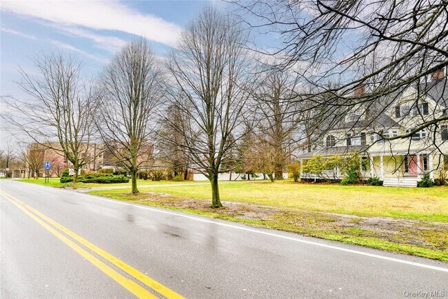 Building Photo - 25 Maple Ave