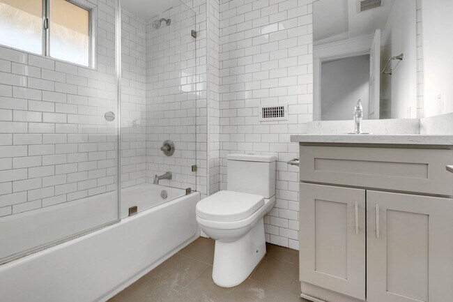 Building Photo - This spacious 1 bed, 1 bath apartment in a small, peaceful property in prime Lincoln Heights is n...