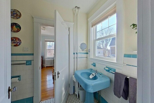 Building Photo - 27 Cranston Ave