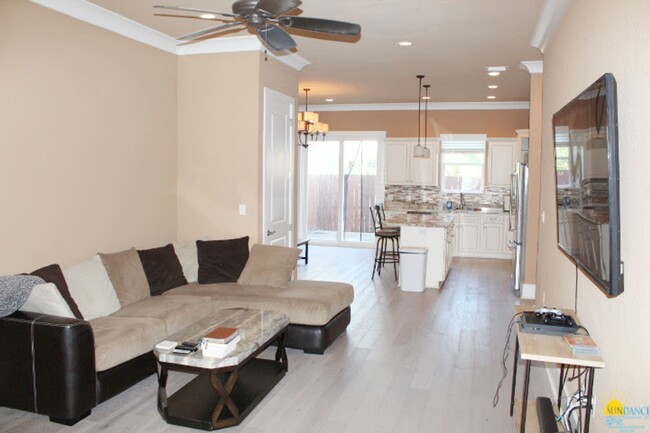 Building Photo - Destin Oaks Townhouse with Community Pool!