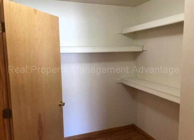 Building Photo - Spacious 2 Bed Condo with Attached Garage
