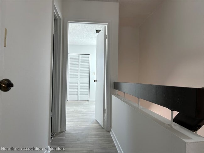 Building Photo - 2016 Lakeview Dr