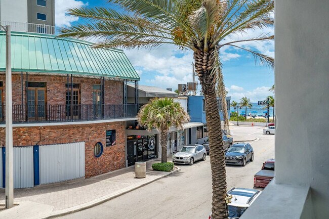Building Photo - Beachfront Bloo's -2 Units-Ocean View Balc...
