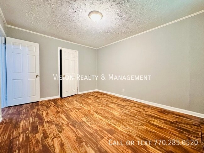 Building Photo - 2BD 1BA Duplex Unit East Point
