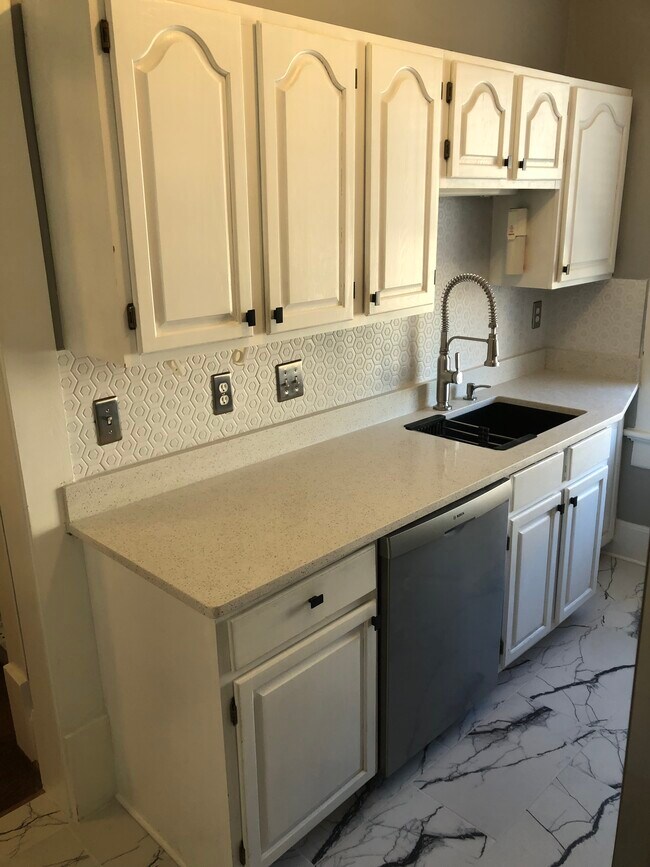 New Quartz countertops and graphite sink. - 400 E Washington St