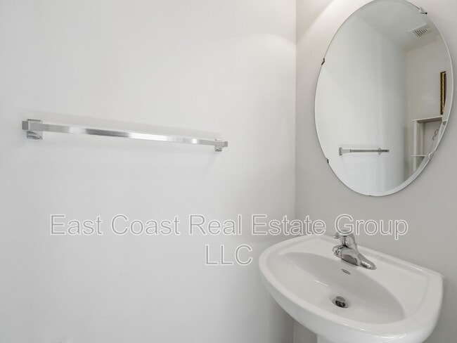 Building Photo - 1247 Mare St