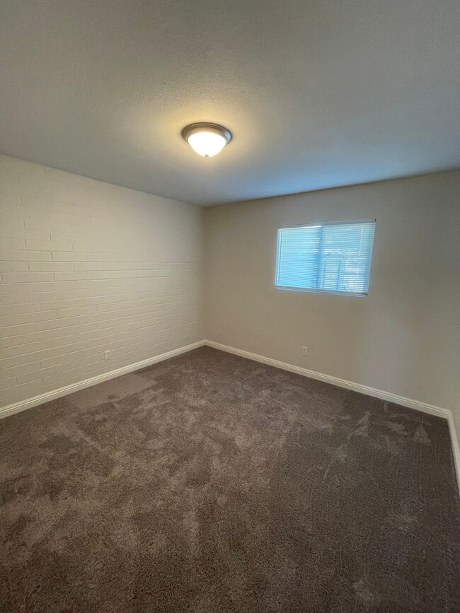 Building Photo - Recently remodeled condo close to downtown...