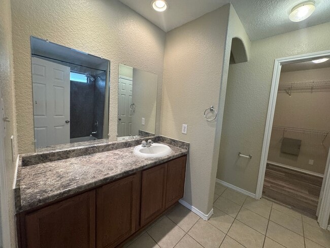 Building Photo - COMFORTABLE HOME | SINGLE STORY  |  CLOSE TO HWY 151 & 410 | SHOPPING & RESTAURANTS