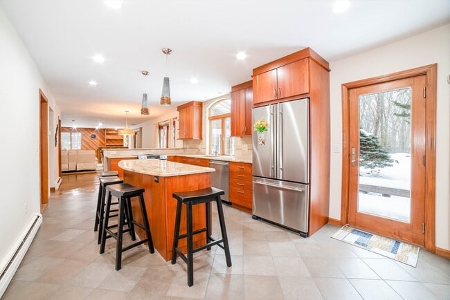 Building Photo - 160 Floral St