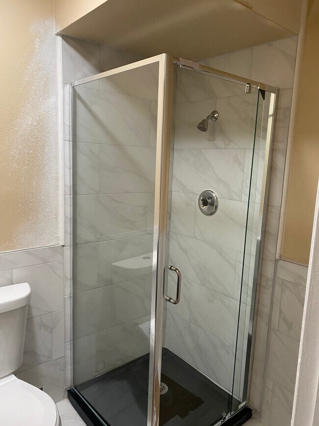 Building Photo - 1028 Oxford Dr