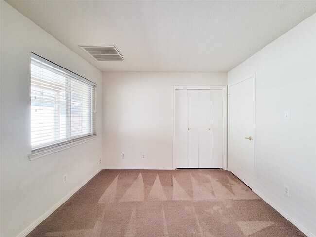 Building Photo - 8611 Pool Creek Dr