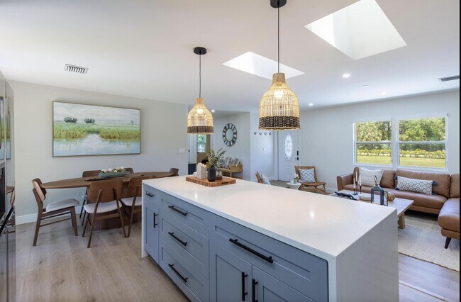 Building Photo - 16932 Aintree Dr W