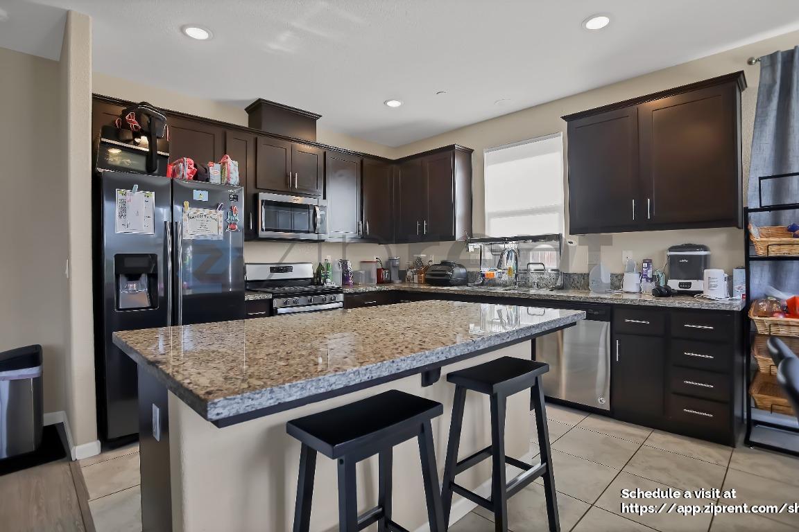 Building Photo - 1104 Greenbrier Dr