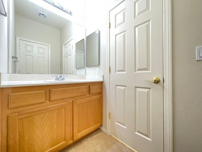 Building Photo - 3 Bedroom 2 1/2 Bath Home - Kitchen w/Gran...