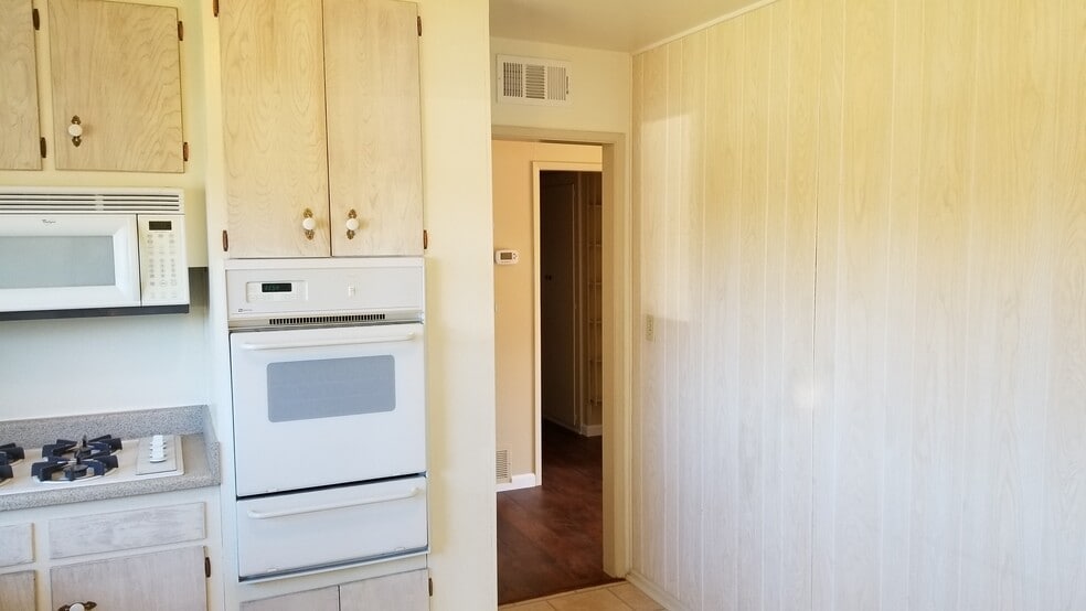 Building Photo - 1741 Lahoud Dr