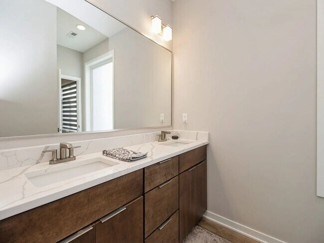 Building Photo - Luxurious 3-Bedroom, 2-Bathroom Townhouse ...