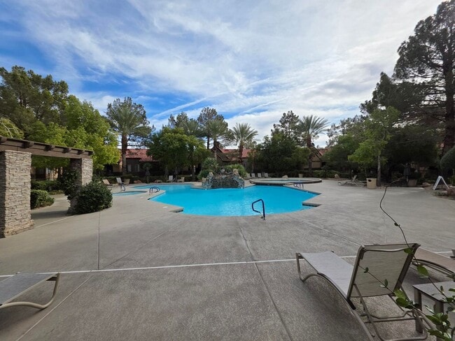 Building Photo - Immaculate Guard-Gated First-Floor Condo!