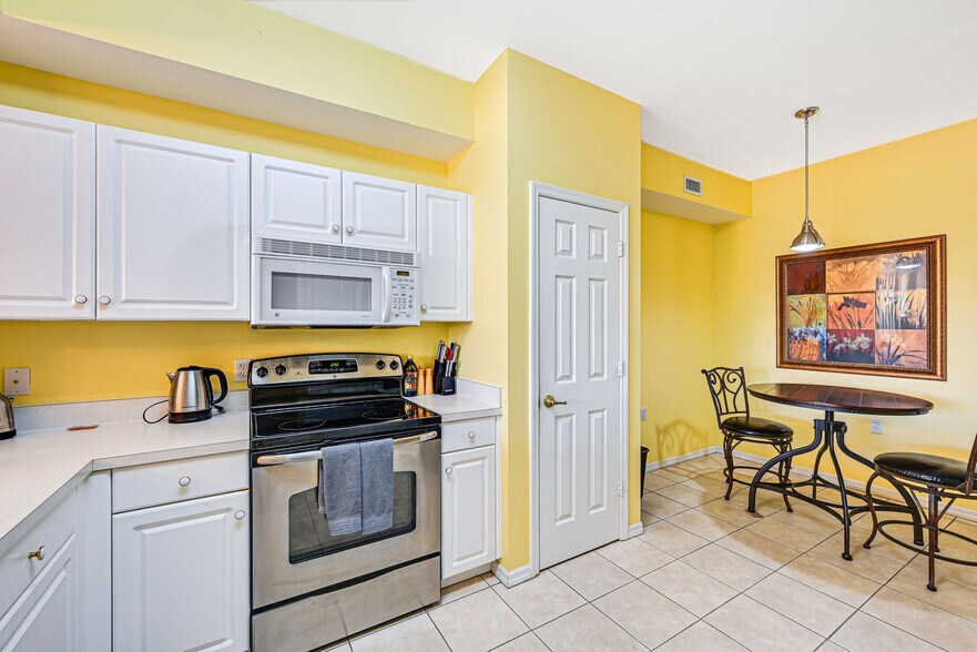 Building Photo - 3973 Bishopwood Ct E