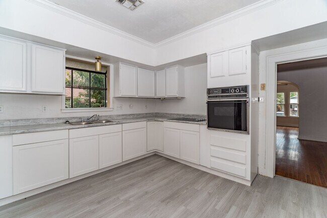 Building Photo - 2-BEDROOM COTTAGE IN TOBIN HILL