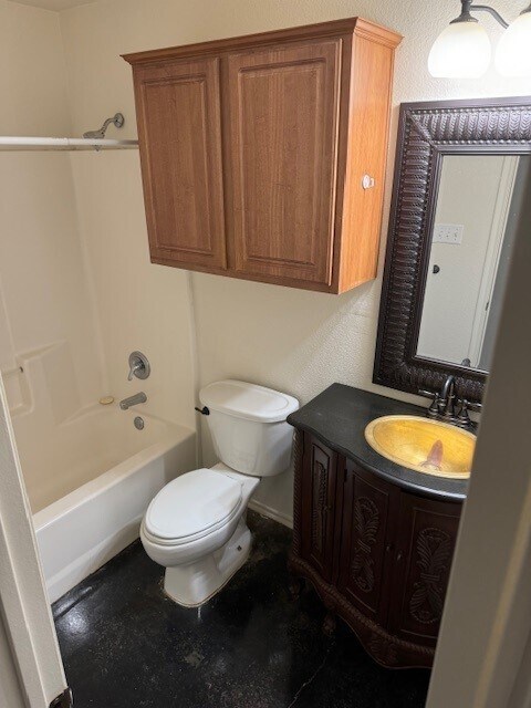 Hall Bathroom - 213 San Angelo Ave