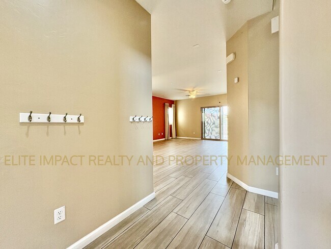 Building Photo - 6004 S Meadow Breeze Dr
