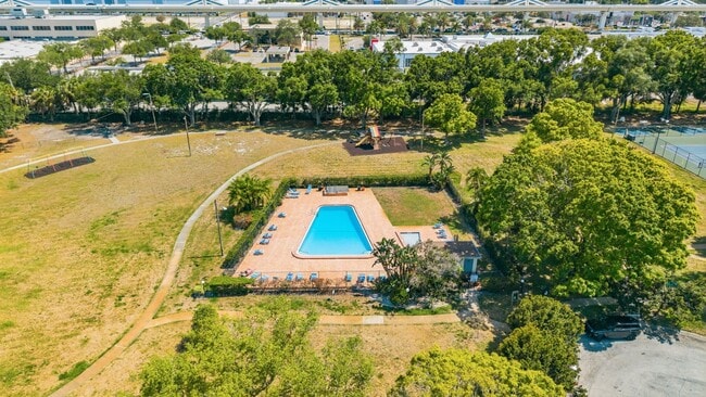 Building Photo - Absolutely stunning executive 2/1.5 townhome in South Tampa