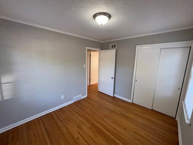 Building Photo - 3684 Bedford Ln - Available Now!