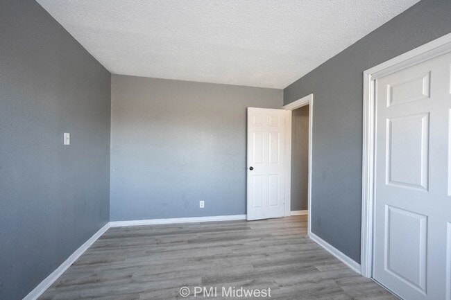 Building Photo - "Charming 2-Bedroom Retreat in Indianapolis – Cozy 900 Sq Ft Living!"