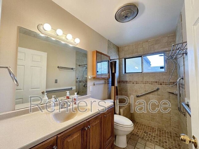 Building Photo - 2407 S Olympia Ave