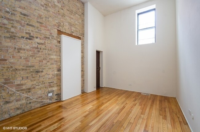 Building Photo - 1050 W Dickens Ave