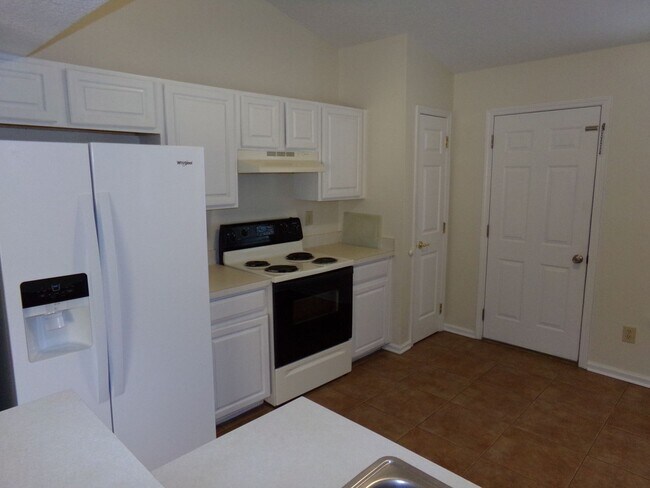 Building Photo - Nice 3/2 in convenient location