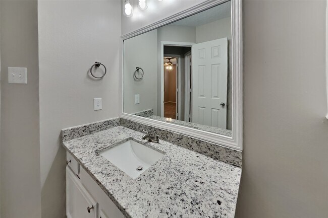 Building Photo - 20402 Avery Point Dr